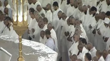 أمطار الحرم المكي تهطل بغزارة والطائفون يتضرعون بالدعاء في مشهد إيماني مؤثر